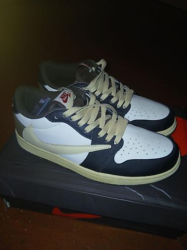 подставка для обувь: Кроссовки низкие в стиле Nike Air Jordan 1 Low с перевёрнутым свушем — 1