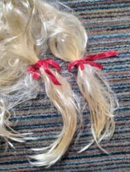 Aksesoari za kosu: Prodajem svetloplavu perikudugačkusa crvenim mašnicama . Nema — 4