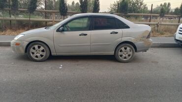 заводские тонированные стекла: Model: Ford Focus sedan (1-ci nəsil), gümüşü rəngdə kuzov, sağ tərəfdə