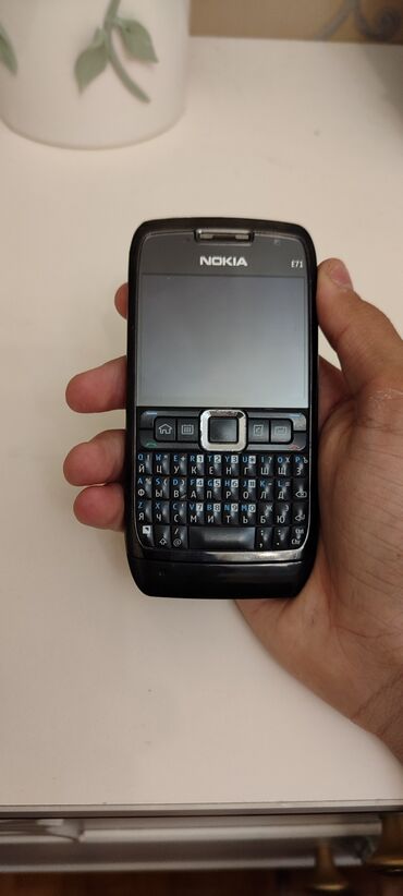 nokia 2730 classic: Nokia E71, < 2 ГБ, цвет - Черный, Кнопочный