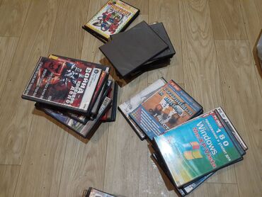 Видео кассеты и диски с фильмами и играми