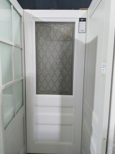 mətbəx qapıları: Ağ rəngdə, şüşəli daxili qapı. Qapının şüşəsində dekorativ naxışlar