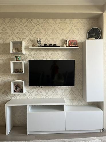 stend: Ağ rəngli modul TV güşəsi və divar rəfləri dəsti - Minimalist dizayn — 1