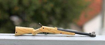 Upaljači i prateća oprema: Upaljač u obliku puške / karabina24,5 cm. Upaljač u obliku puške/ — 1