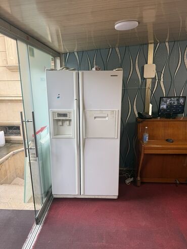 Автоэлектроника: Side-by-Side tipli iki qapılı soyuducu - Rəng: ağ - Ön paneldə su və