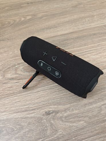 крепление для телевизоров: Беспроводная колонка JBL FLIP 7 с цилиндрическим дизайном в черном