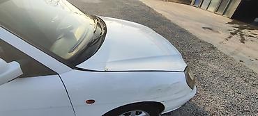 Другие автомобили: Белый седан компакт‑класса с передним приводом. Кузов 4‑дверный, на — 2