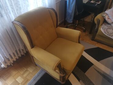 namestaj sa greskom: Trosed, fotelje, klub sto, tepih očuvano kvalitetno