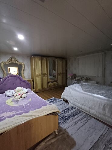 Həyət evləri və villaların satışı: Satılır: həyət evi - 2 mərtəbəli, bütöv hasarlı həyət evi - Küçə — 17