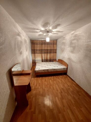 продаю 2х команатную квартиру в 7 мкр: 3 комнаты, Агентство недвижимости, Без подселения, С мебелью частично