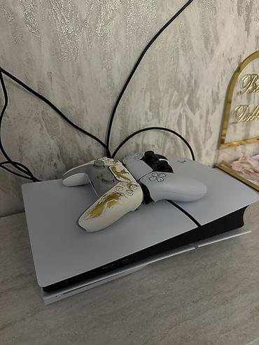 3d panel: PlayStation 5 konsolu - Model: PS5 (diskli versiya) - Rəng: Ağ-qara - — 1