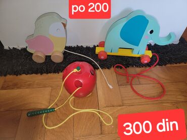 Igračke: Drvena podloga sa metalnim žicama različitih boja, na kojima su — 4
