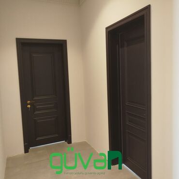 otaq qapısı: Bu, ev və ya ofis üçün uyğun olan tünd qəhvəyi rəngli qapıdır. Qapı