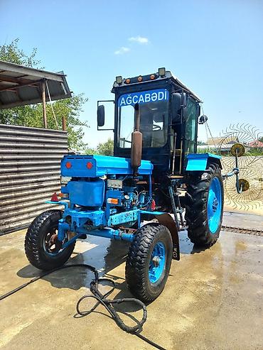 salam moped velosiped: Mavi rəngli kabinəli kənd təsərrüfatı traktoru və arxadan qoşulan ot — 7