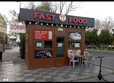 капсульная кофемашина баку: Fast food köşk, şüşəli pəncərələri və "FAST FOOD" yazısı ilə görünür