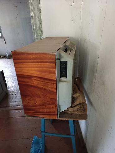 retro gramofon: Klassik borulu (CRT) televizor - Taxta fakturalı korpus, ön hissədə — 2
