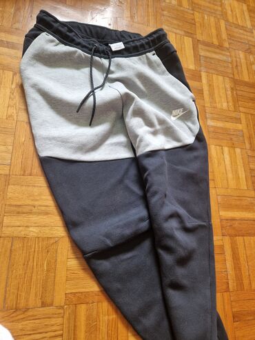 tech fleece sorts: Nike Tech Fleece muski
Veličina S