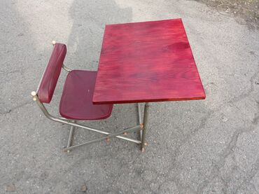 деревянные столы стулья: Детский стол в отличном состоянии,полка книжная металлическая в
