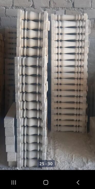 Pilləkən məhəccərləri: Ağ rəngli, müxtəlif formalı və ölçülü dəmir-beton sütunlar. Bu — 39