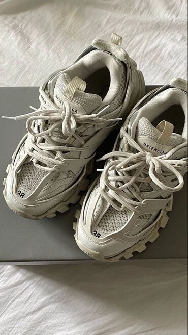 обувь для бега: Balenciaga 
В наличии три расцветки