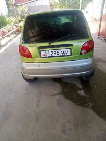 машына матиз: Daewoo Matiz, хэтчбек 5 дверей, ярко‑зеленый с серебристыми элементами