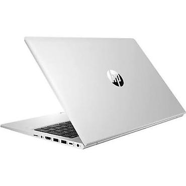 HP ноутбук серебристого цвета. Ультратонкий корпус с логотипом HP на