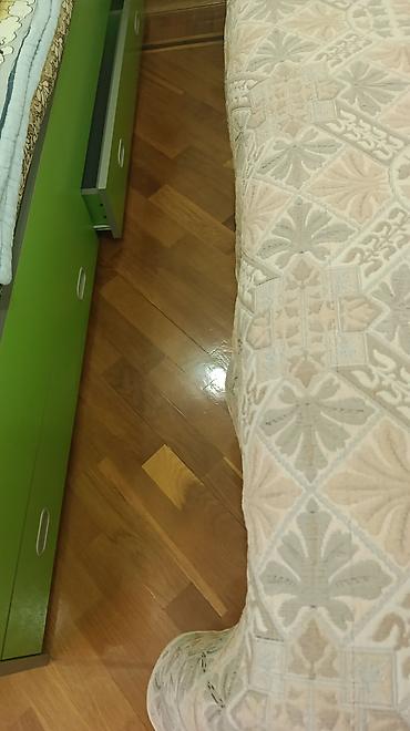 Кровати: 2 ədəd yataq satılır. Əlavə üstündə 2 döşək, 2 matras və 2 üzlüklər — 3