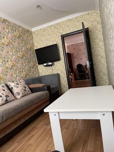 Uzunmüddətli kirayə mənzillər: Geniş və işıqlı mənzil interyeri - Zal: Geniş planlı, dekorativ güllü — 8