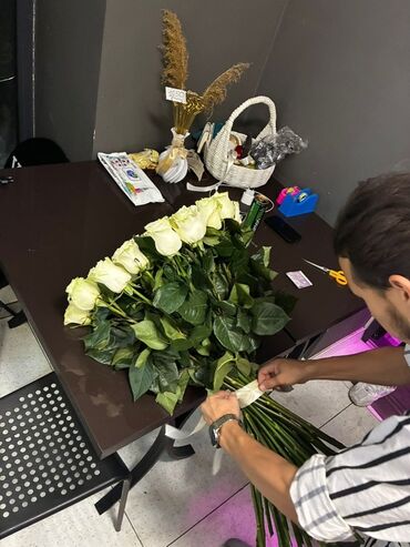 51 роза цена: Большой букет белых роз - Состав: крупные белые розы с плотными