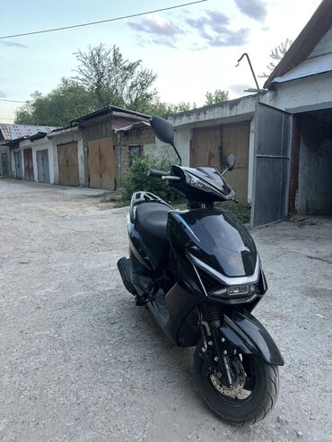 камера для мотоцикла: Макси скутер M8, 180 куб. см, Бензин