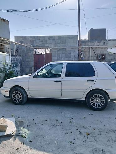 фольксваген пассат 1: Volkswagen Golf III, ağ rəng, 5 qapılı hetçbek. Əsas xüsusiyyətlər: - — 3