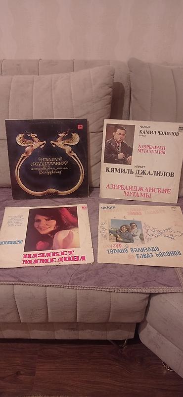 Vinil vallar: Sovet dövrünə aid vinil plastinkalar dəsti hamısı 70 manat Tərkib: - — 1
