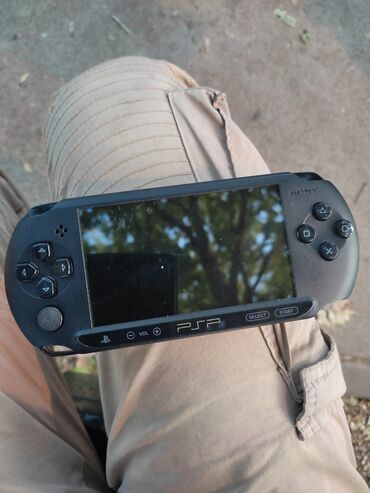 slusalice sa mikrofonom: ČIPOVAN SONY PSP® je prenosna konzola za igranje koja nudi širok