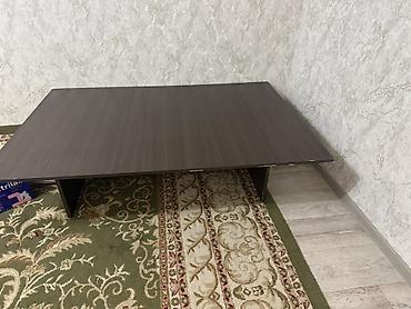 table study: Стол коричневом цвете с текстурой дерева — 1