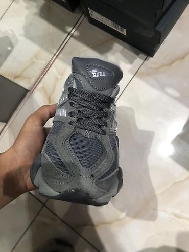 9060: Кроссовки New Balance 9060, цвет серый (dark grey). Доставка через — 3