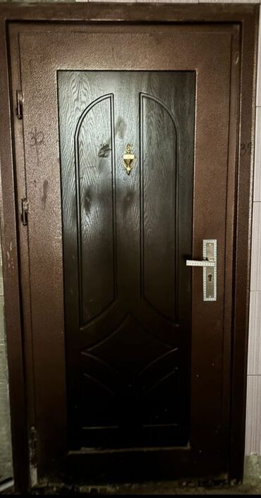 plasik qapi: Mənzil üçün İşlənmiş Giriş qapısı Glazok ilə, Zəmanətsiz, Ünvandan götürmə