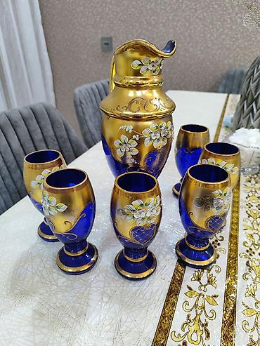 nahar servisi: Mavi-qızılı rəng çalarlarında zərif işlənmiş şüşə qrafin və bakal — 2