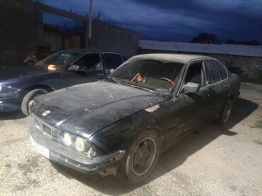 семёрка машина: Черный седан BMW, модель E34, четырехдверный, с характерными для