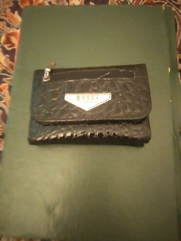 женский кожаный кошелек: Женский кошелек фирмы BOSSI. Цвет черный из крокодильской кожи.Внутри