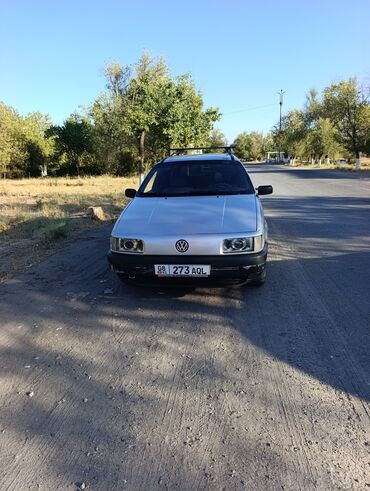 авто внедорожник: Автомобиль Volkswagen Passat B3 Variant серебристого цвета