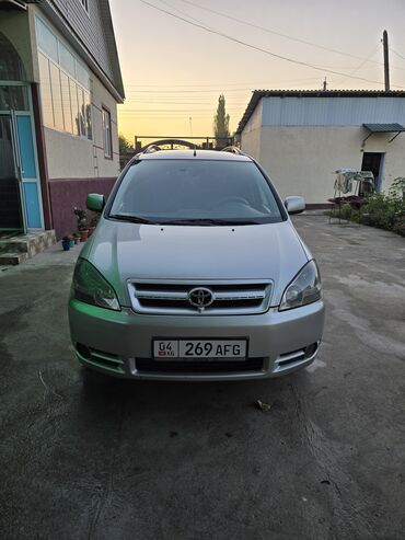 семиместные машины: Toyota Avensis Verso: 2002 г., 2 л, Механика, Бензин, Минивэн