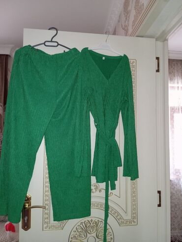 зеленые мужские куртки: Yaşıl rəngdə, qabırğalı toxunuşa malik qadın iki hissəli dəsti. Dəst