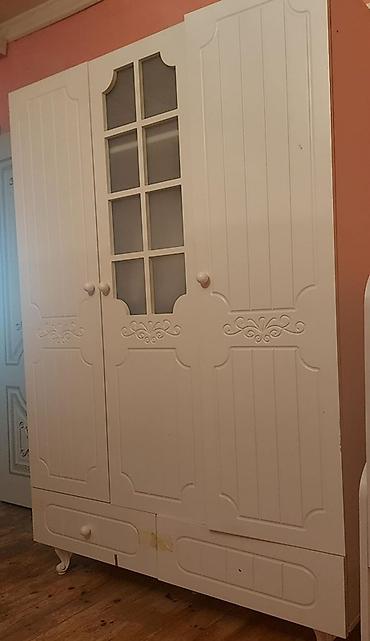 Ağ rəngdə, klassik üslubda 3 qapılı paltar şkafı. Xüsusiyyətlər: -