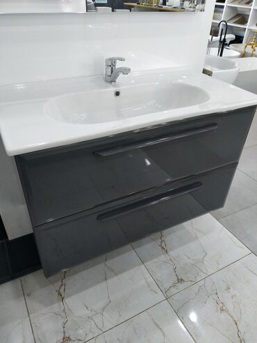 moydadır: Ağ rəngli keramika lavabo və qrafit rəngli iki çekmeceli dolabdan