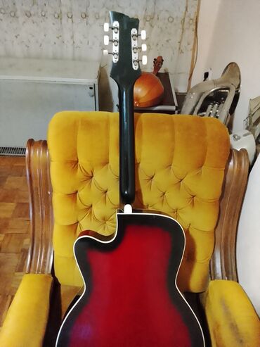 Gitare: Archtop akustična gitara sa F-otvorima - Telo: šuplje archtop telo sa — 4