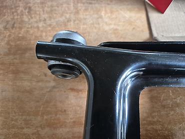 Auto delovi: Rame viljuska Reno Twingo 1 sa kuglom i gumeno‑metalnim čaurama - — 11