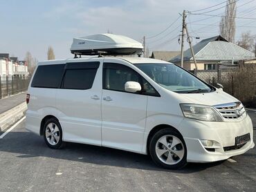 кухня на колесах: Белый минивэн Toyota Alphard, оснащенный багажным боксом на крыше, что