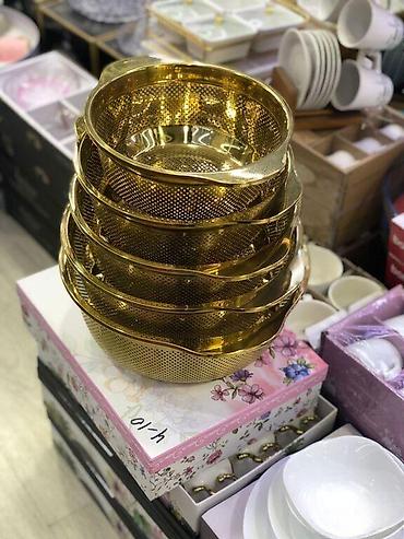 Qızılı süzgəclərqizili süzgəc Qızılı rəngli metal süzgəc – həm