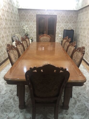 стол и стулья для гостиной в Кыргызстан | Комплекты столов и стульев: Продаю гостиный стол. Раздвижной стол 4 м со стульями 16 штук. В