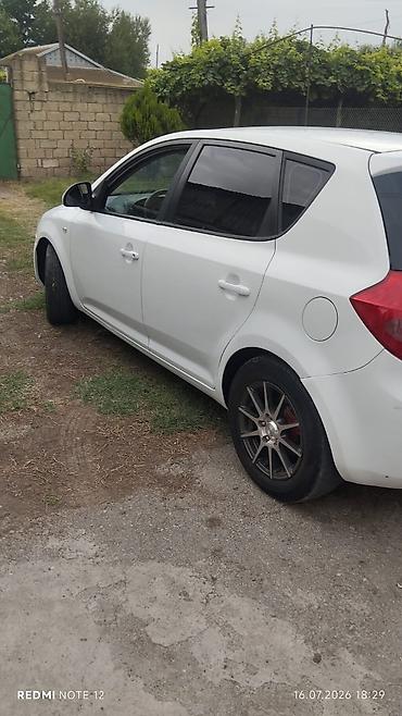 Kia Ceed CRDi hatchback - Korpus: 5 qapılı, ağ rəng, arxa şüşə